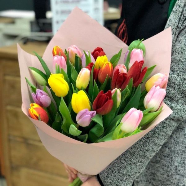 Букет из 25 разноцветных тюльпанов Пудра