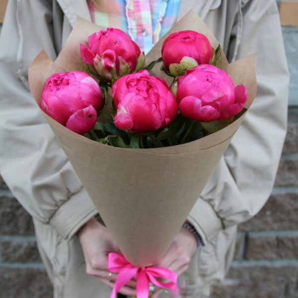 Букет из 5 розовых пионов