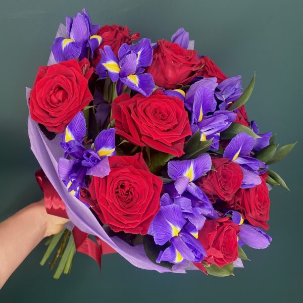 Букет из красных роз и ирисов
