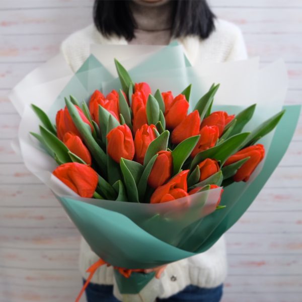 Букет из 15 рыжих тюльпанов