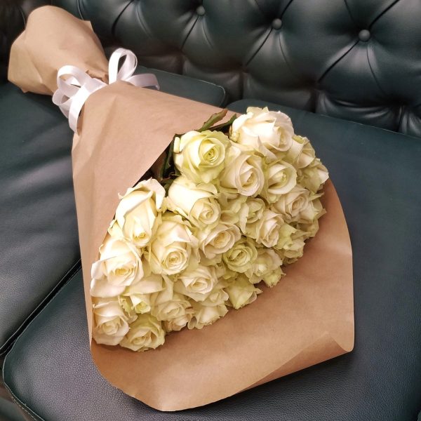 Букет из 31 длинной розы 70 см "Чистое сердце"