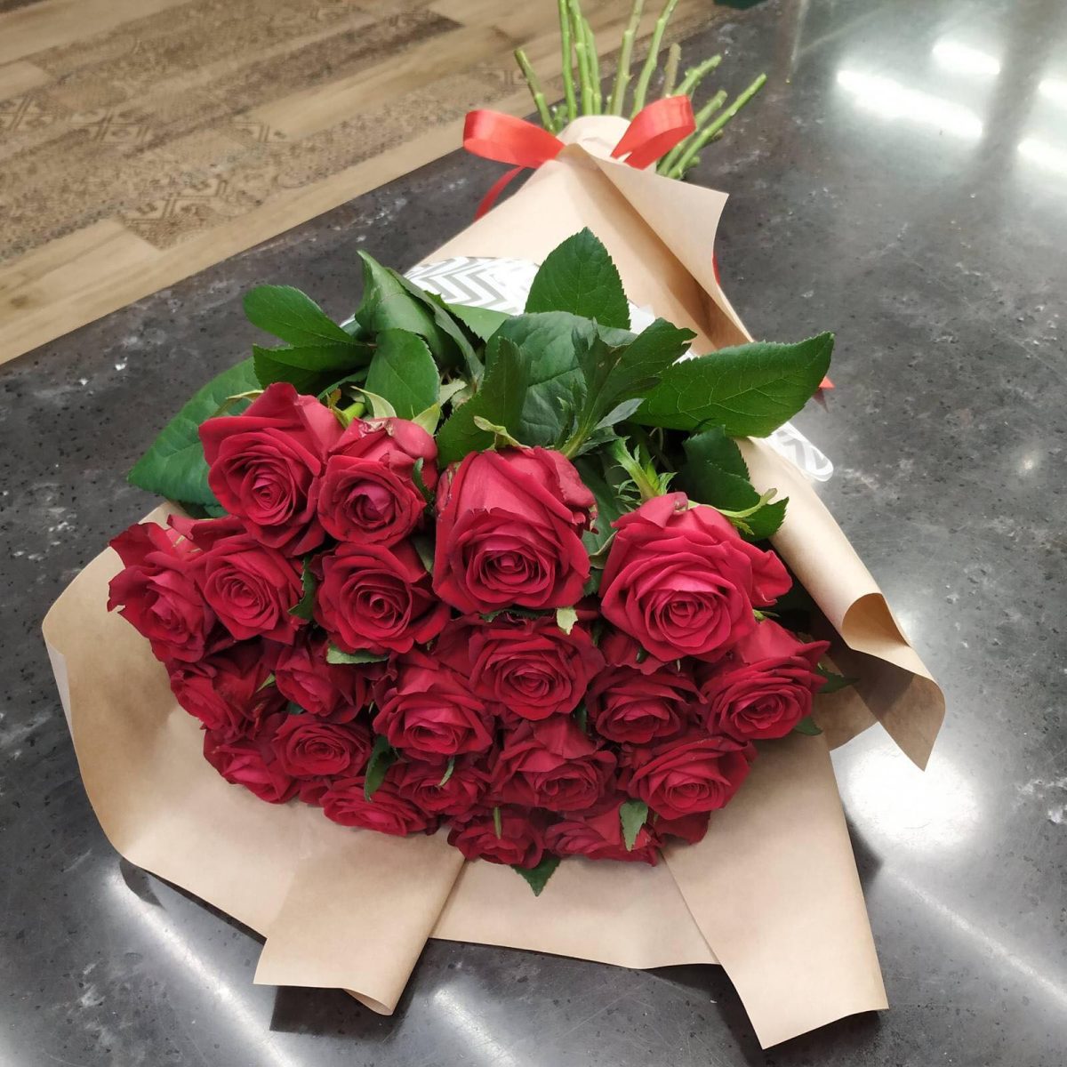 Букет из 21 красной розы "Восхищение" — изображение 2