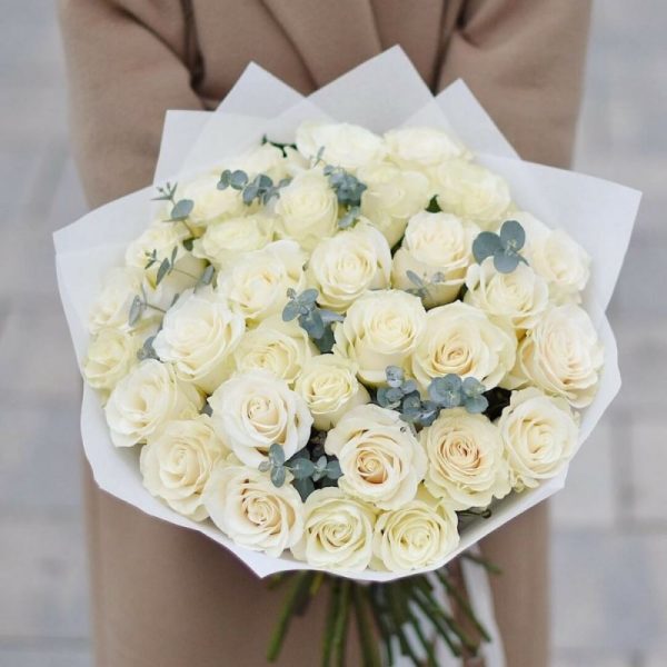 Букет из 31 белой розы и эвкалипта