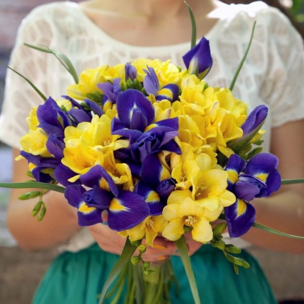 Букет из Фрезии и Ирисов