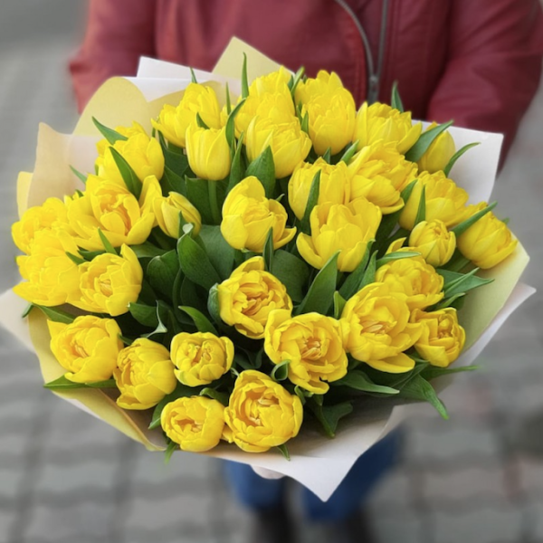 Букет из 31 желтых тюльпанов