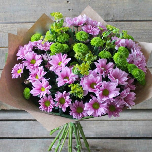 Букет из зеленых и сиреневых хризантем в крафте