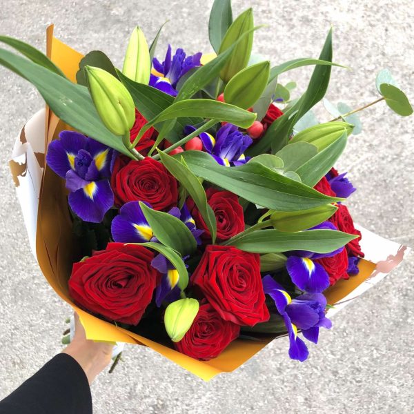 Букет из роз, лилии, гиперикума в необычной упаковке