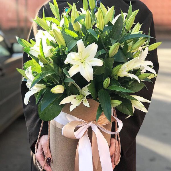 Композиция в шляпной коробке из 7 лилий