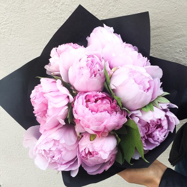 Букет из нежно-розовых пионов в черном крафте "Сказочный лес"