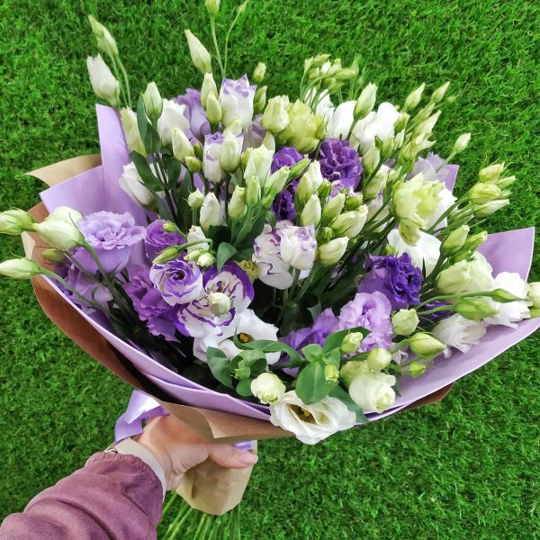 Букет из 19 белых и сиреневых эустом