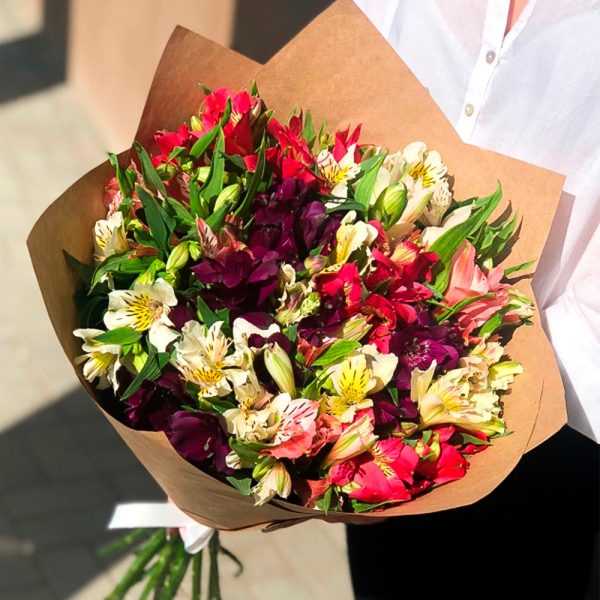 Крафт-букет из 15 альстромерий