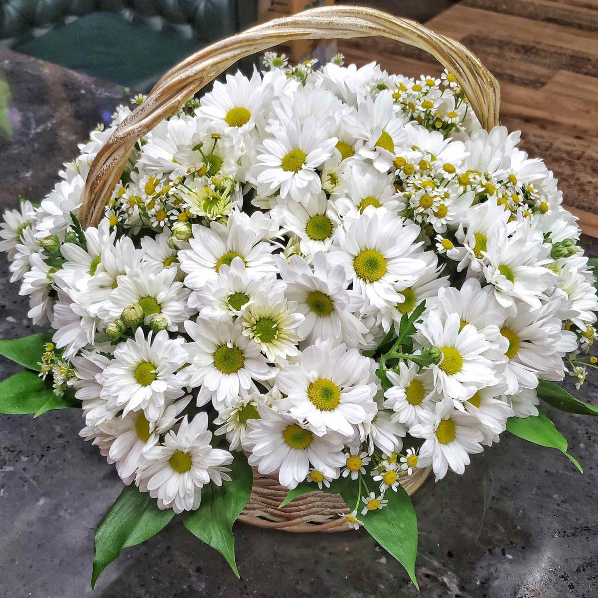 Корзина с ромашками и хризантемами — изображение 2