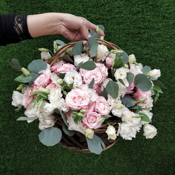 Самая нежная корзинка из роз и эустом