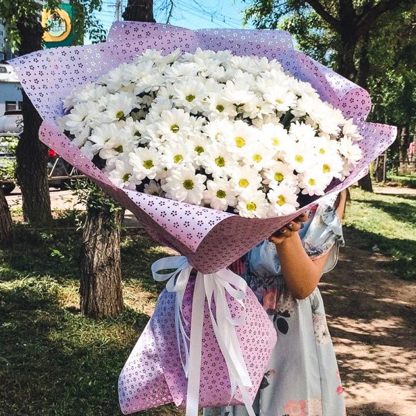 Букет из белоснежных хризантем в сиреневом оформлении