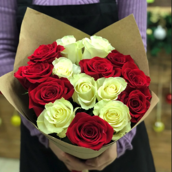 Букет из красных и белых роз в крафте "Для тебя"