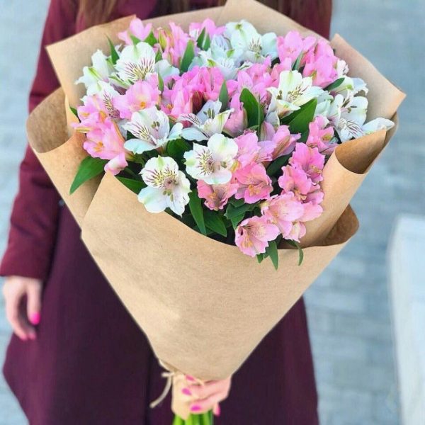 Букет из 11 веточек альстромерий в крафте