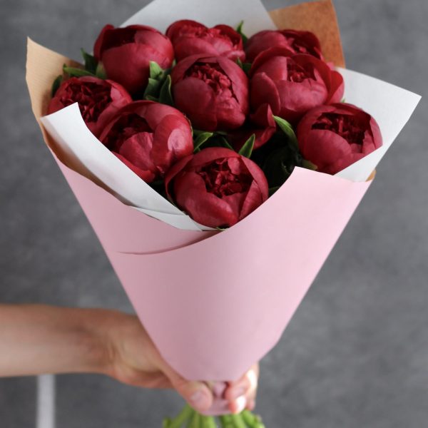 Букет из бордовых пионов
