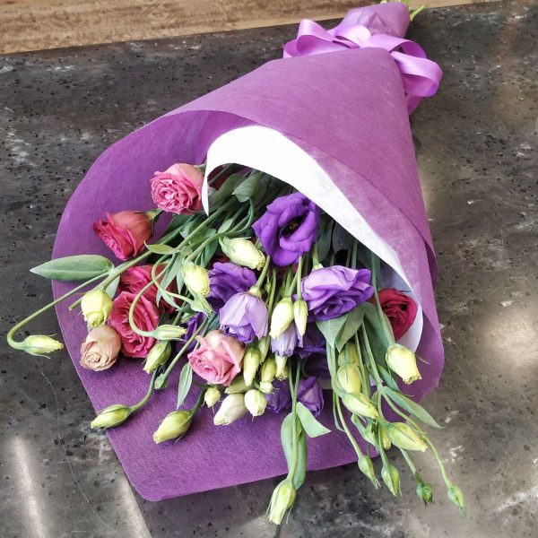 Букет из 7 веточек эустом в фиолетовом оформлении