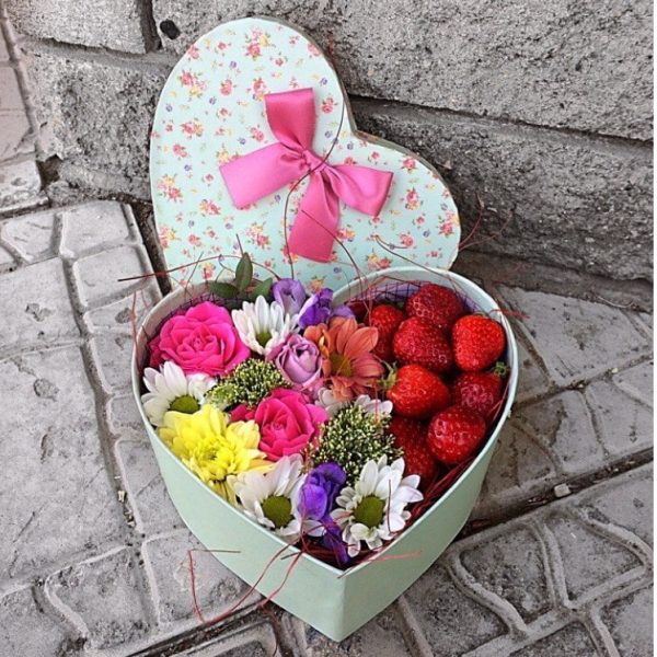 Нежная коробочка из клубники и цветочков