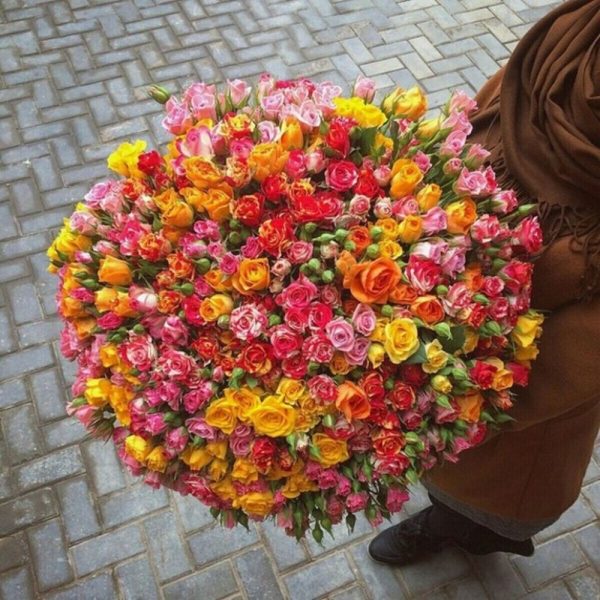 Охапка разноцветных кустовых роз (Предзаказ)