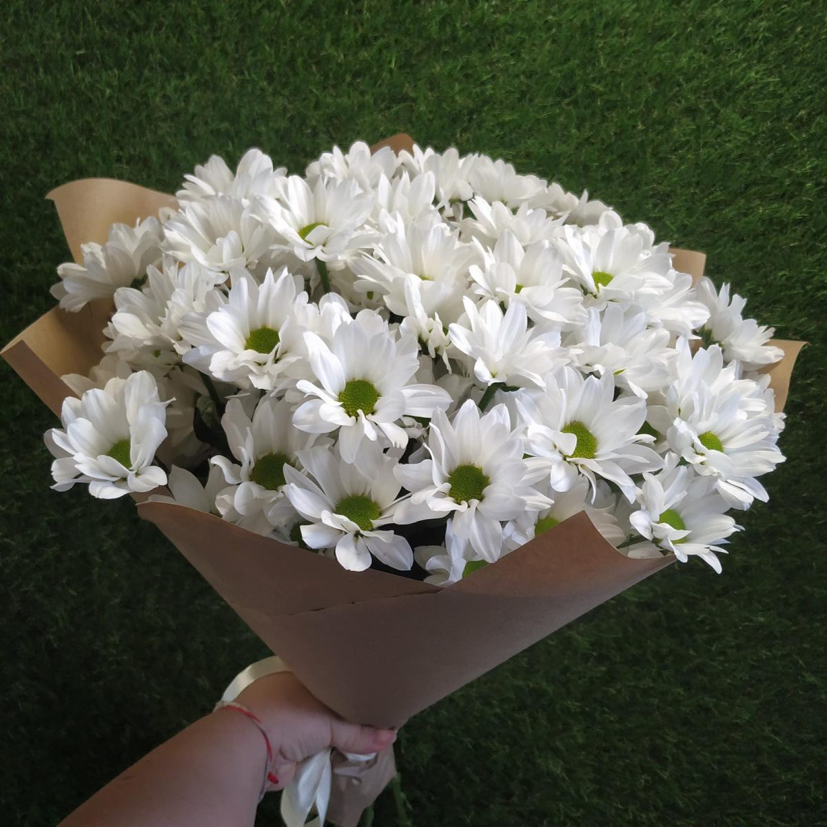 Крафт-букет из 9 веточек ромашковых хризантем — изображение 3