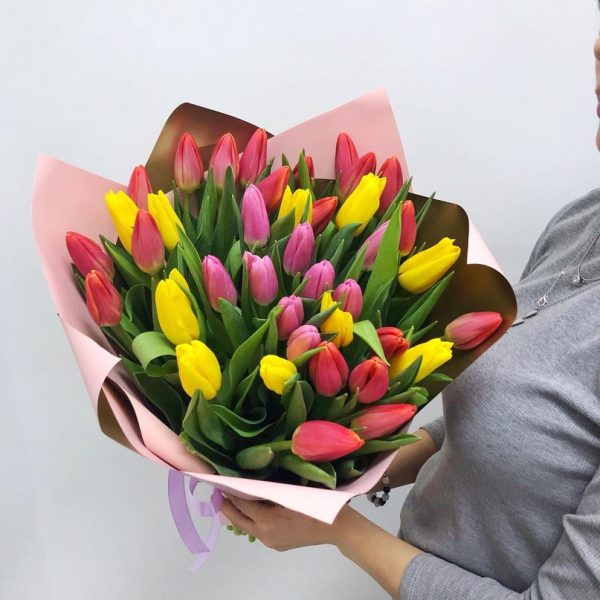Букет из 45 разноцветных тюльпанов