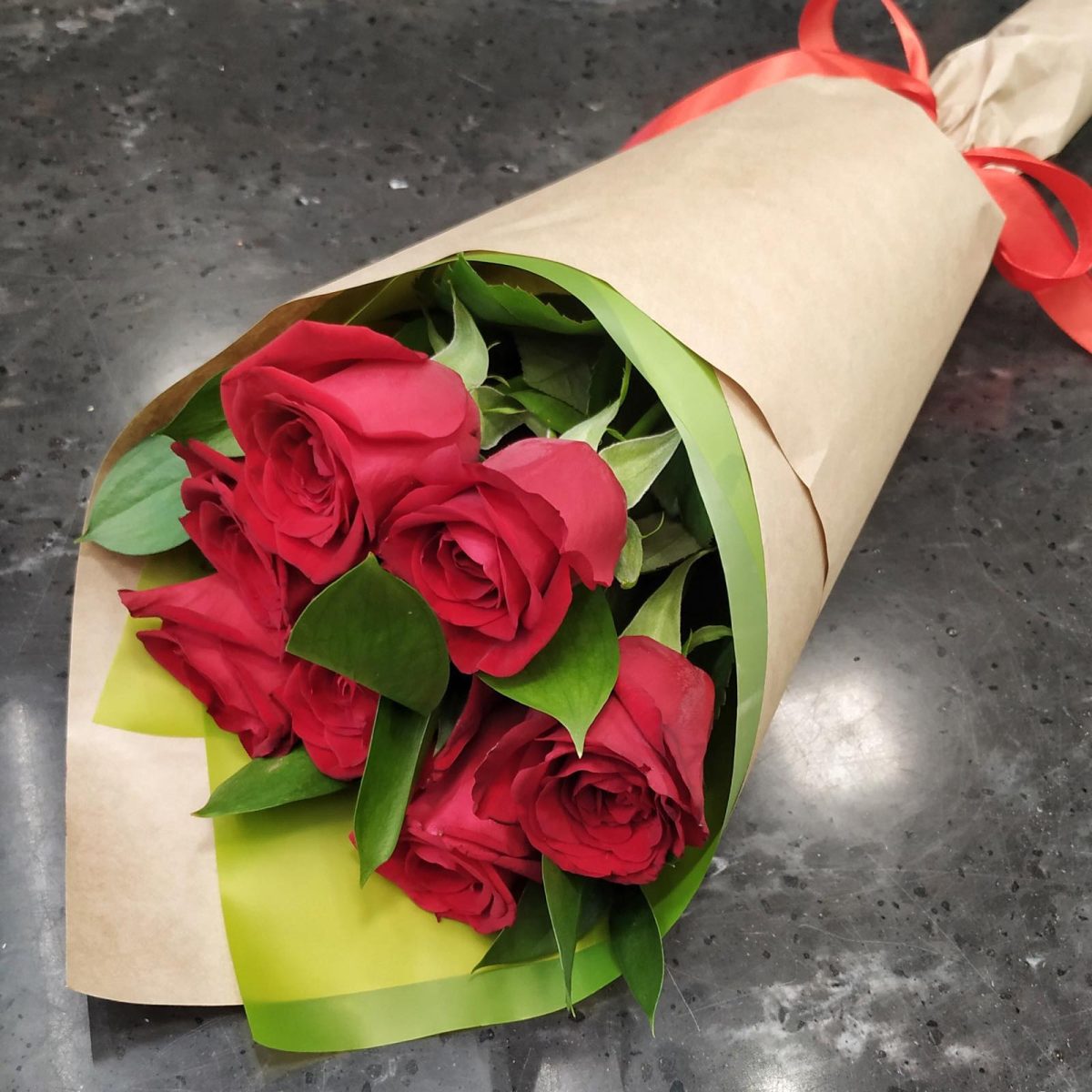 full_aa55788eb24f2f7aaaab95a093763f44 Букет из 7 красных роз 50 см в крафте "Современная классика" — изображение 1