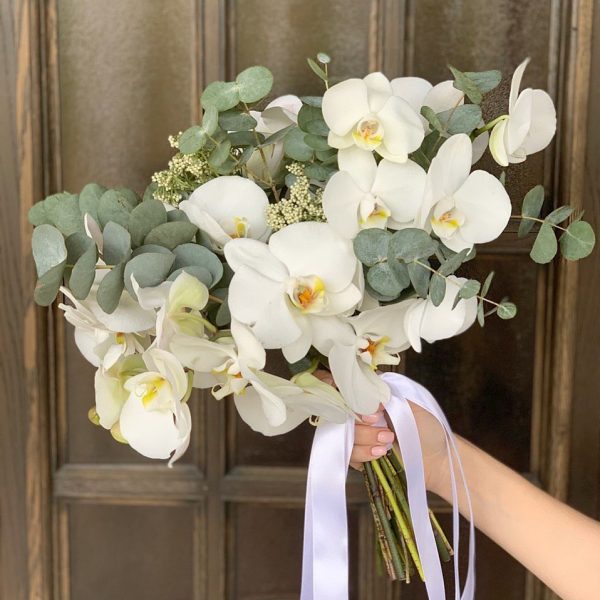 Букет из белой орхидеи