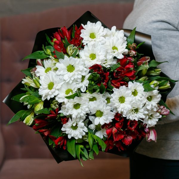 Букет из ромашек и альстромерий