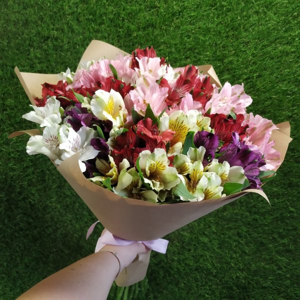 Букет из 25 разноцветных альстромерий в крафте