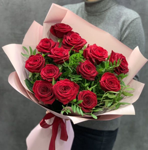 full_c4a892c1a1ba567ee3ed818fd71419c6 Букет из 13 красных роз 70 см "Притяжение" — изображение 1