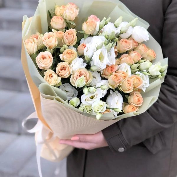 Букет кустовых роз с эустомой