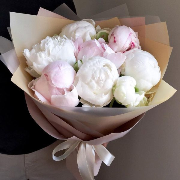 Букет из 9  пионов