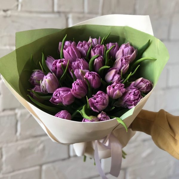 Букет из 25 пионовидных сиреневых тюльпанов