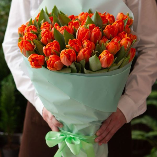 Букет из 51 рыжих тюльпанов в крафте
