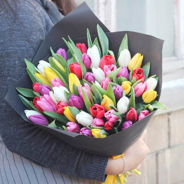 Букет из 51 разноцветных тюльпанов Шик