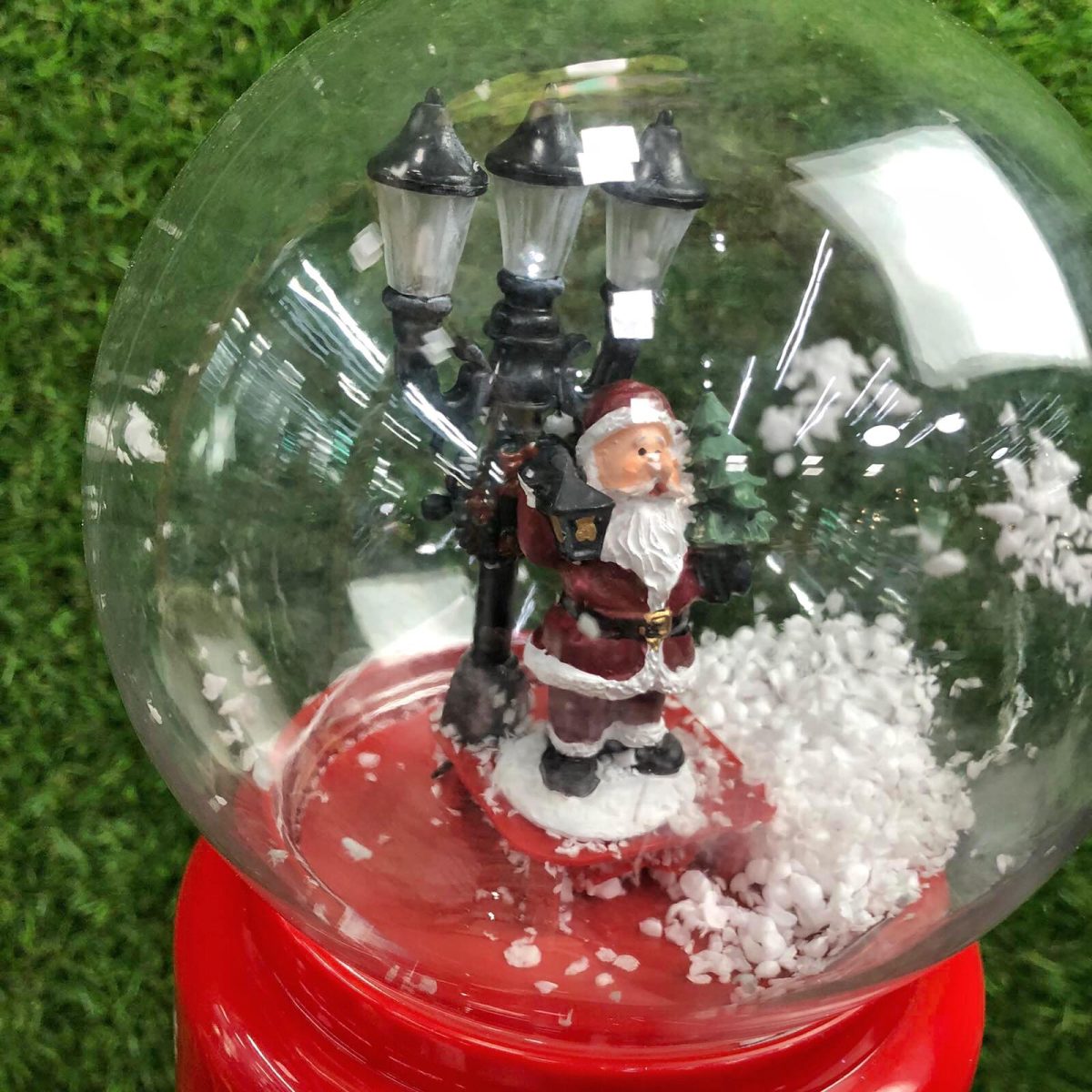 Шар Санта у фонаря — изображение 2