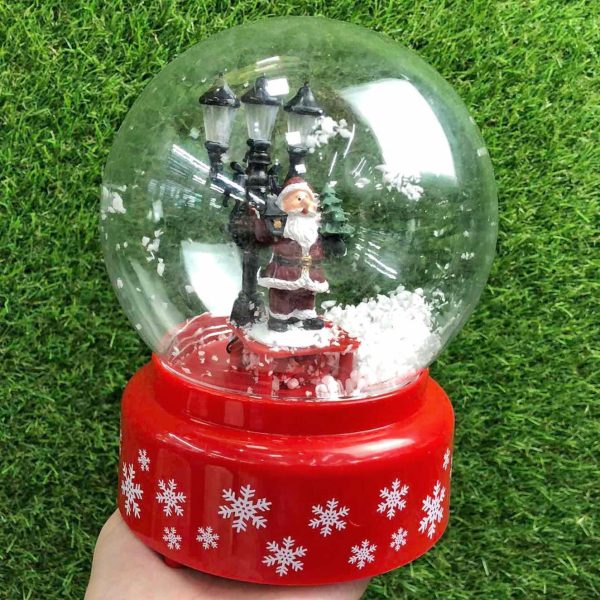 Шар Санта у фонаря