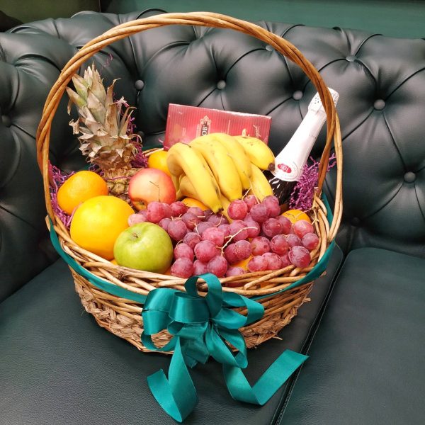 Корзина с фруктами и шоколадом, перевязанная бантом