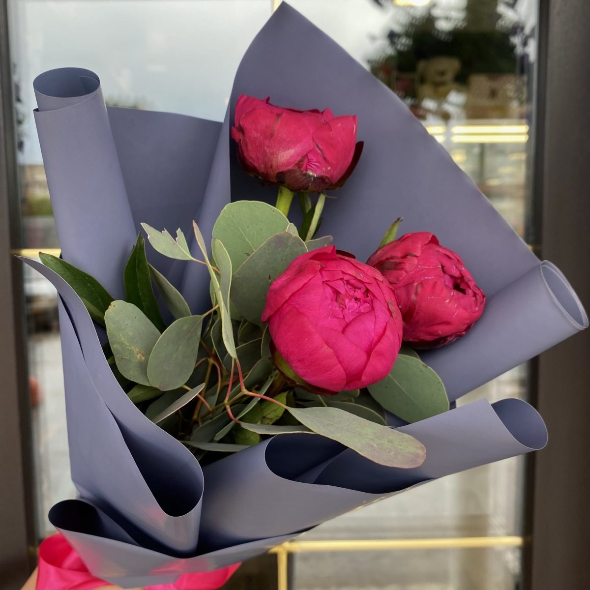 Букет из 3 ярких пионов — изображение 2