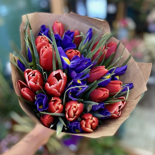 Букет из тюльпанов и ирисов