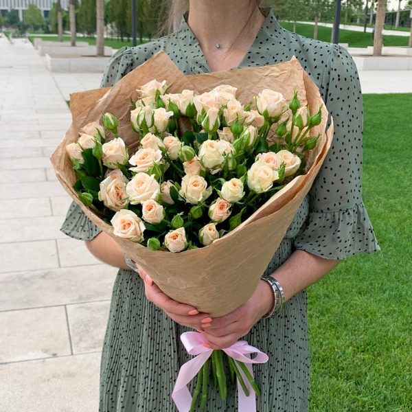 Букет из 9 кустовых роз "Мари"