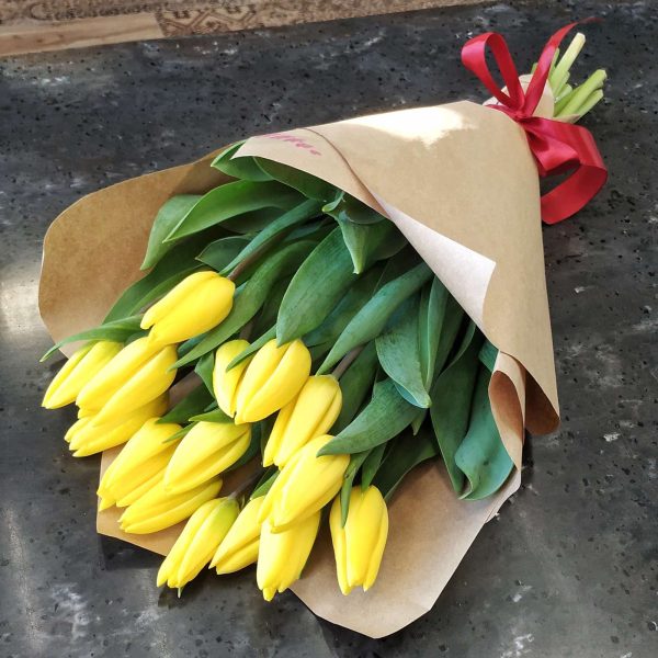 Букет из 15 желтых тюльпанов
