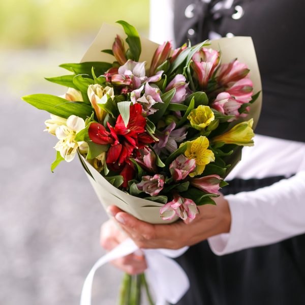 Букет из 9 разноцветных альстромерий