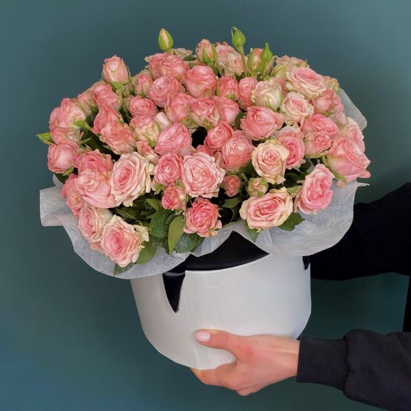 Композиция в шляпной коробке из 19 кустовых роз