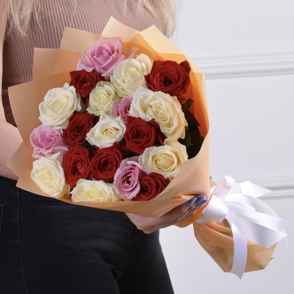 Букет из 15 разноцветных роз 50 см