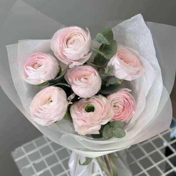 Букет из 7 нежных ранункулюсов