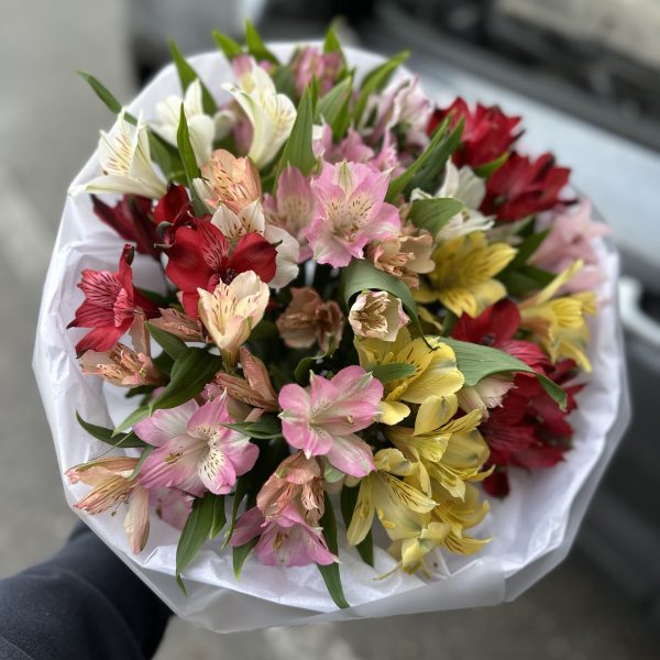 Букет из 15 альстромерий