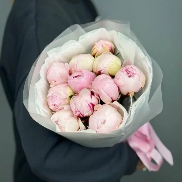 Букет из 11 нежно-розовых пионов