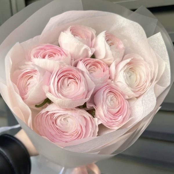 Букет из 9 нежных ранункулюсов